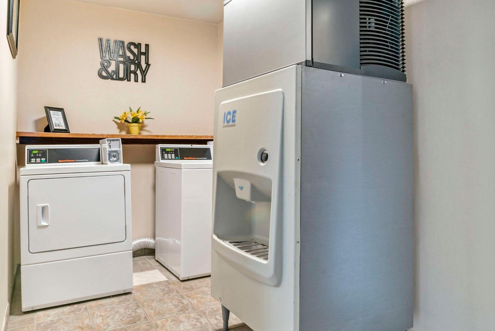 Quality Inn Saint-Ignace Extérieur photo
