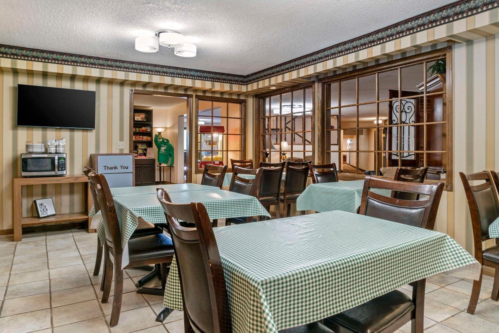 Quality Inn Saint-Ignace Extérieur photo