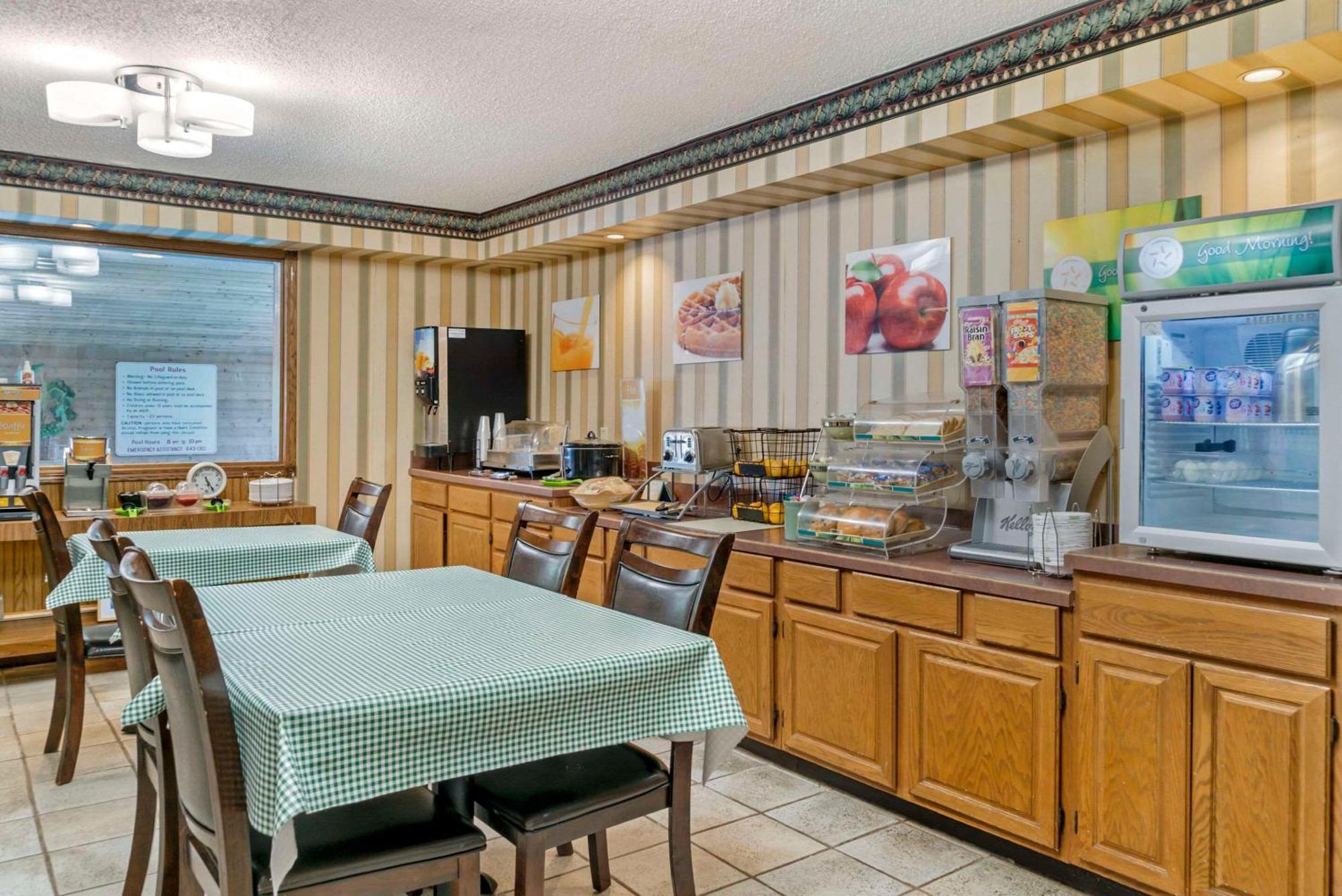 Quality Inn Saint-Ignace Extérieur photo